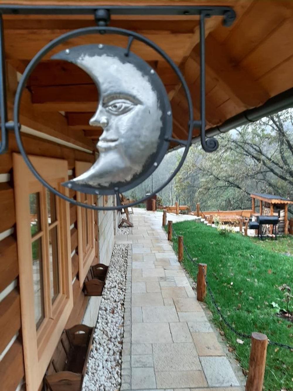 Překrásná roubenka obklopená pastvinami, lesy a rybníky