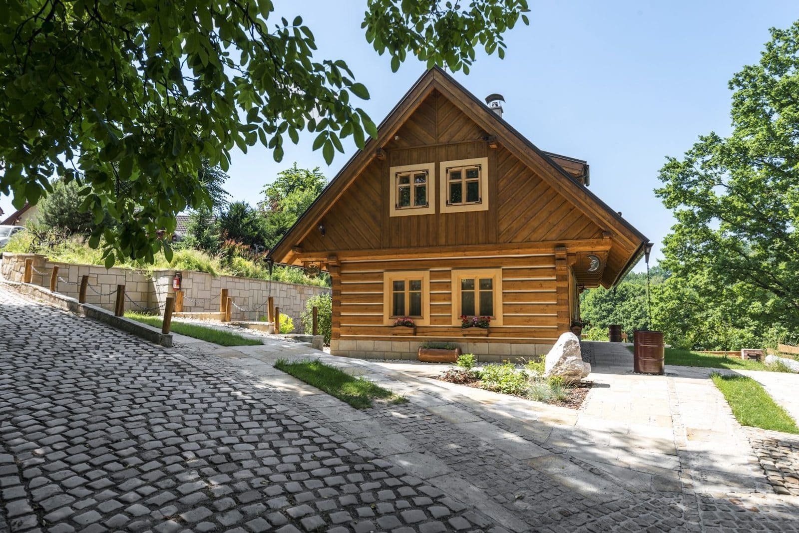 Překrásná roubenka obklopená pastvinami, lesy a rybníky