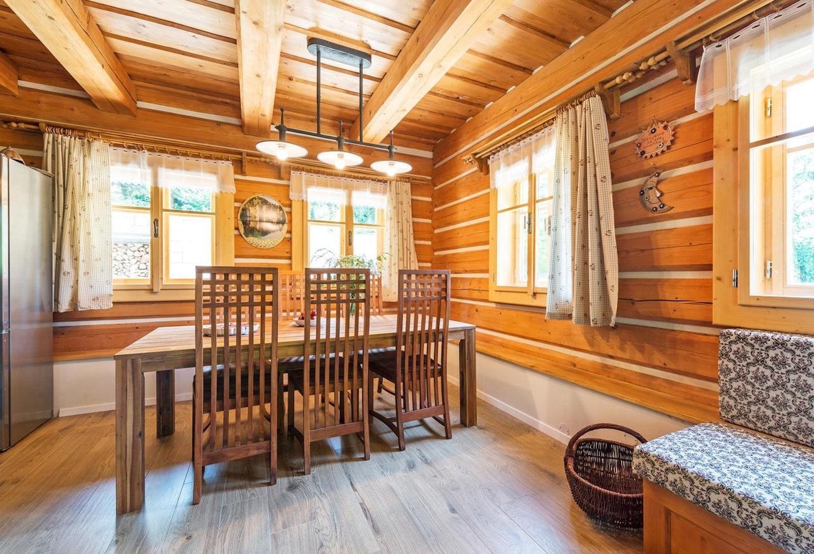 Překrásná roubenka obklopená pastvinami, lesy a rybníky