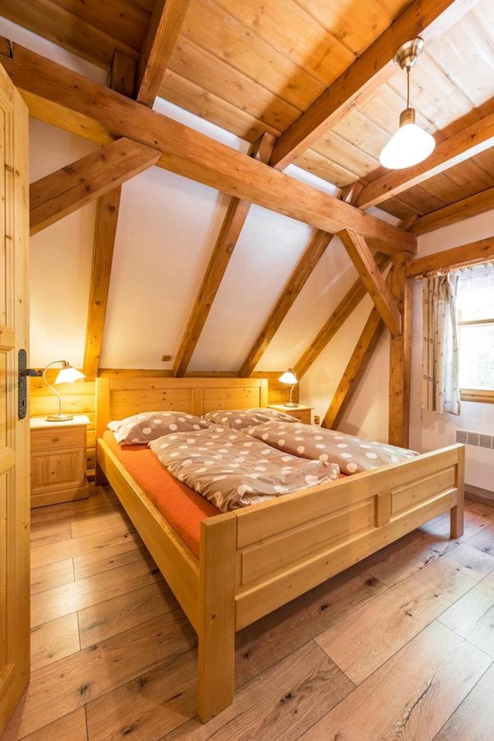 Překrásná roubenka obklopená pastvinami, lesy a rybníky