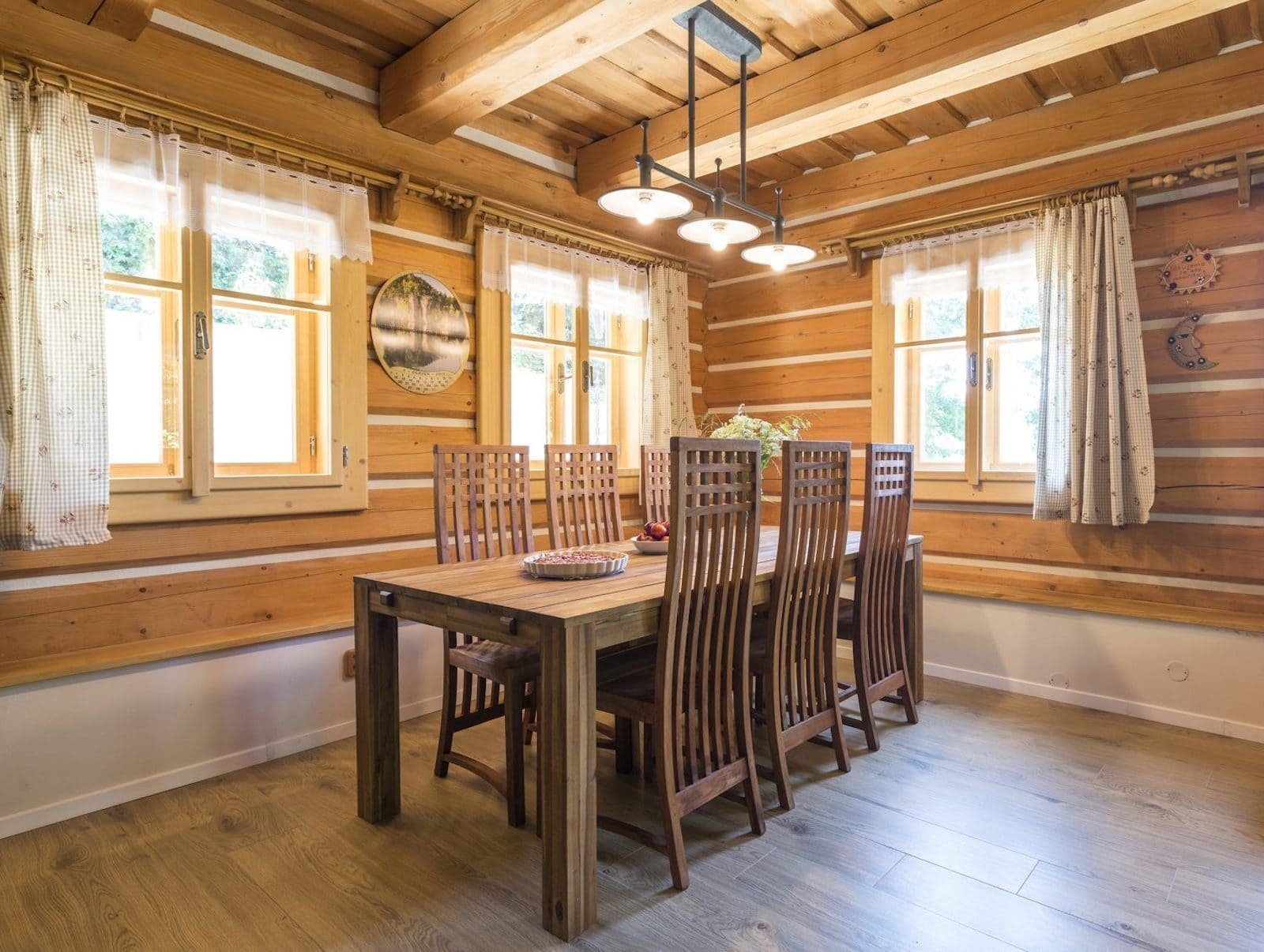 Překrásná roubenka obklopená pastvinami, lesy a rybníky