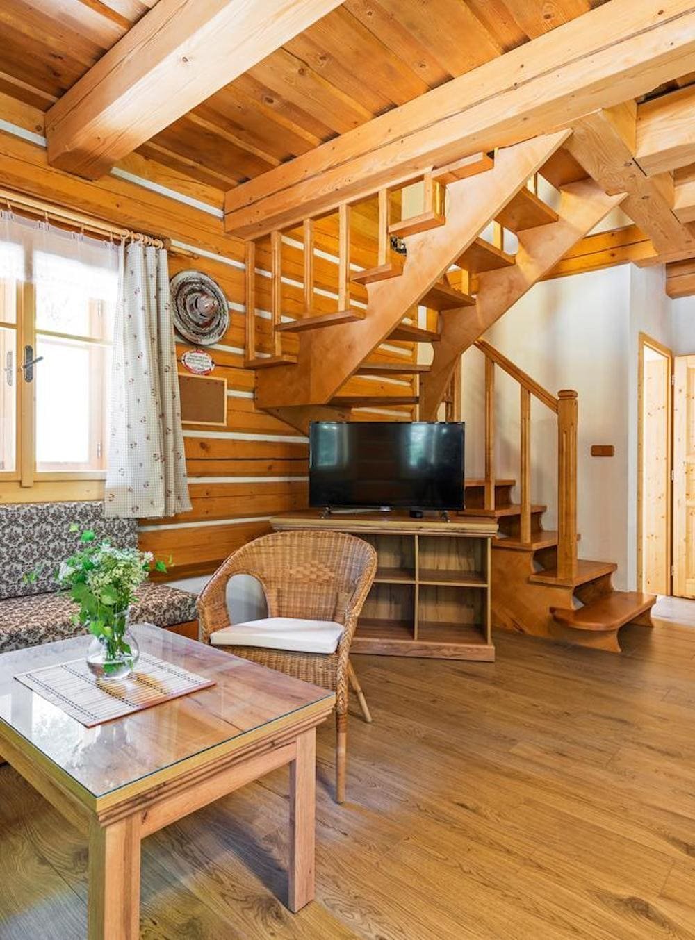 Překrásná roubenka obklopená pastvinami, lesy a rybníky