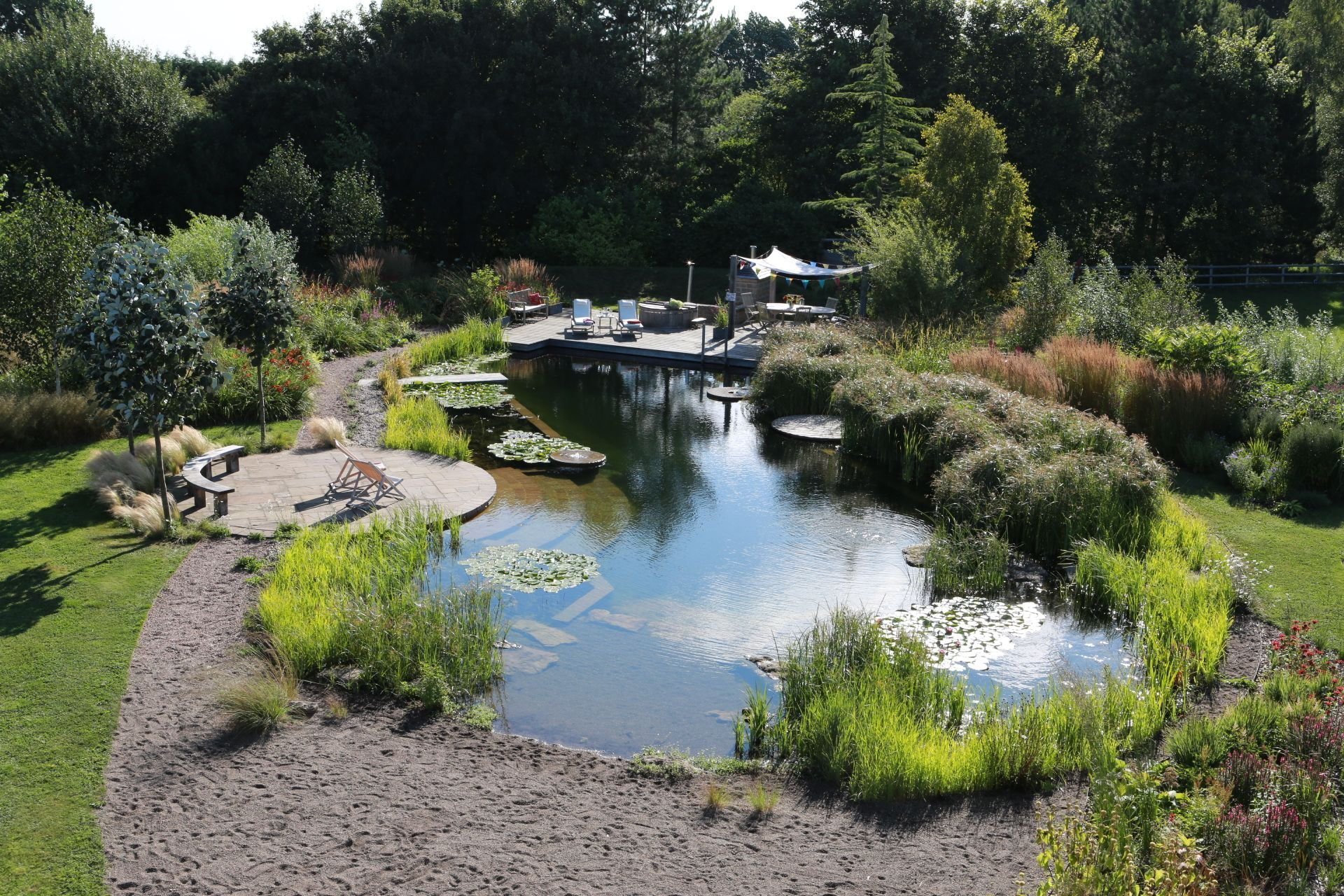 Přírodní koupací jezírko – kouzelný biotop bez chemie