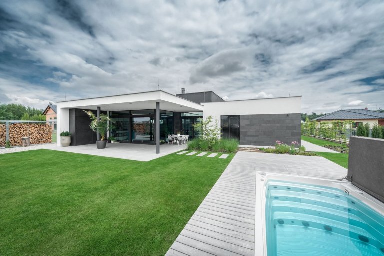 Přízemní dům se zimní zahradou