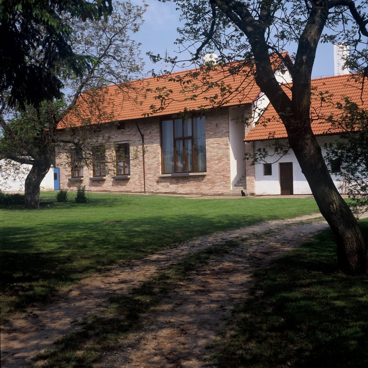 Proč vybrat na střechu keramickou střešní krytinu?