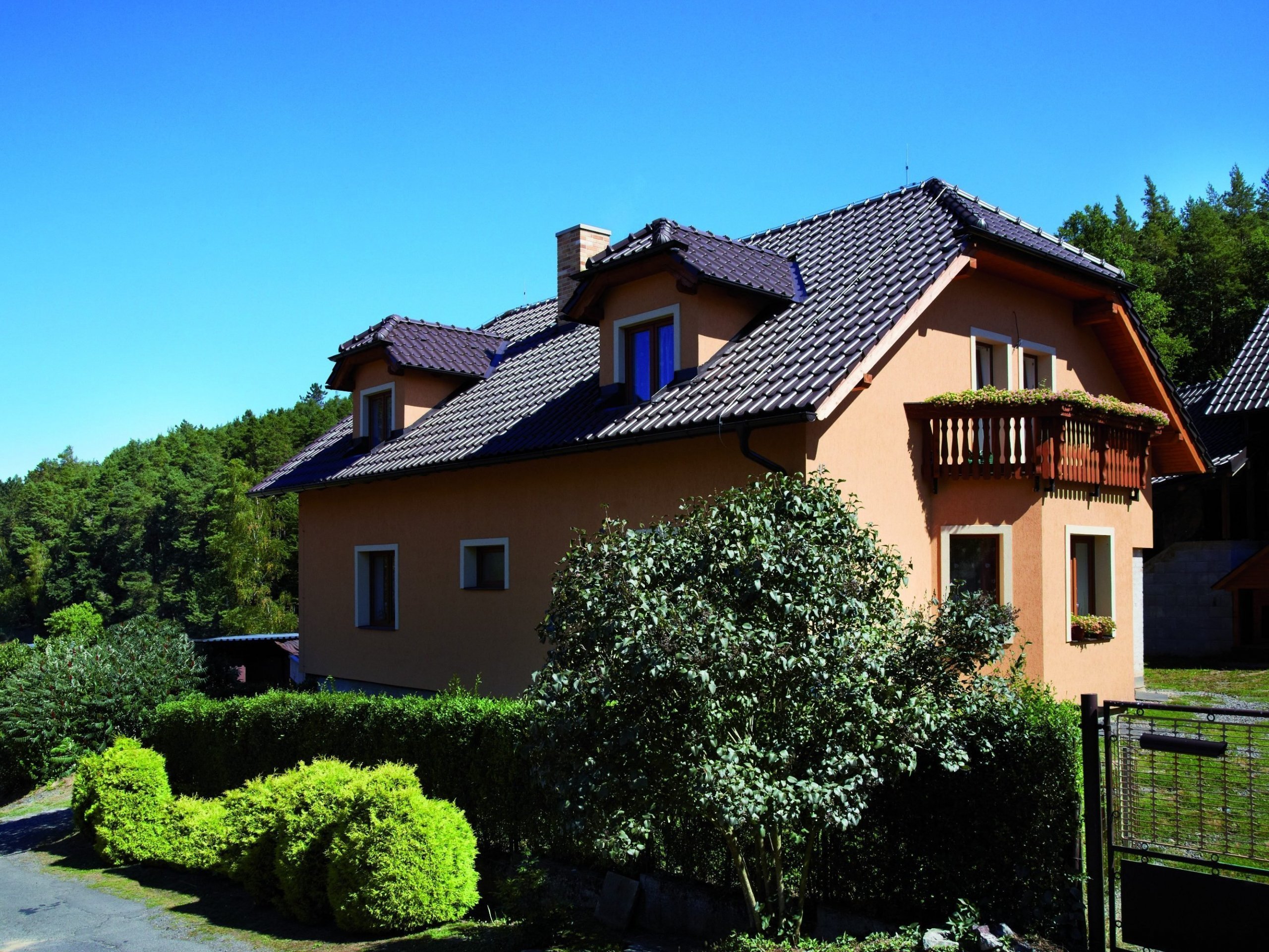 Proč vybrat na střechu keramickou střešní krytinu?