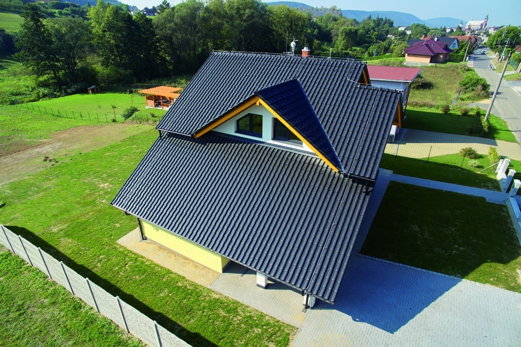 Proč vybrat na střechu keramickou střešní krytinu?