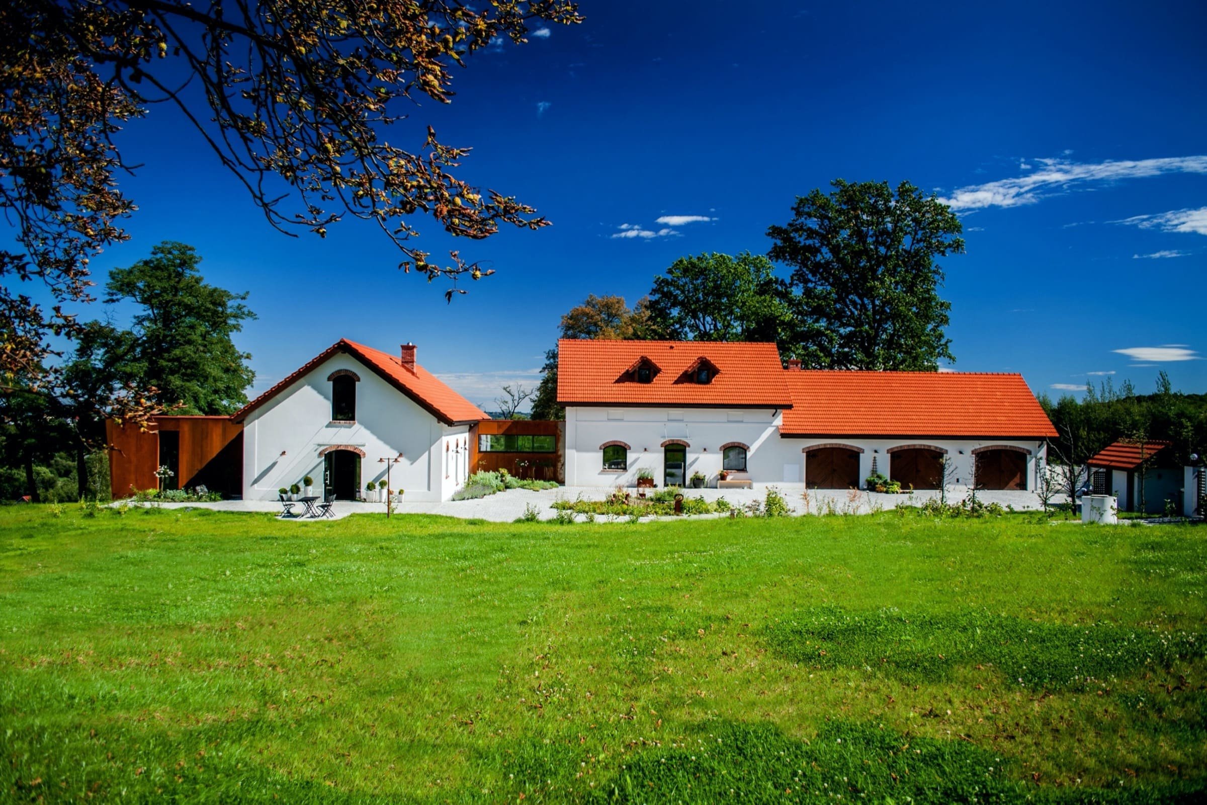 Proměna rozpadlé farmy na moderní bydlení