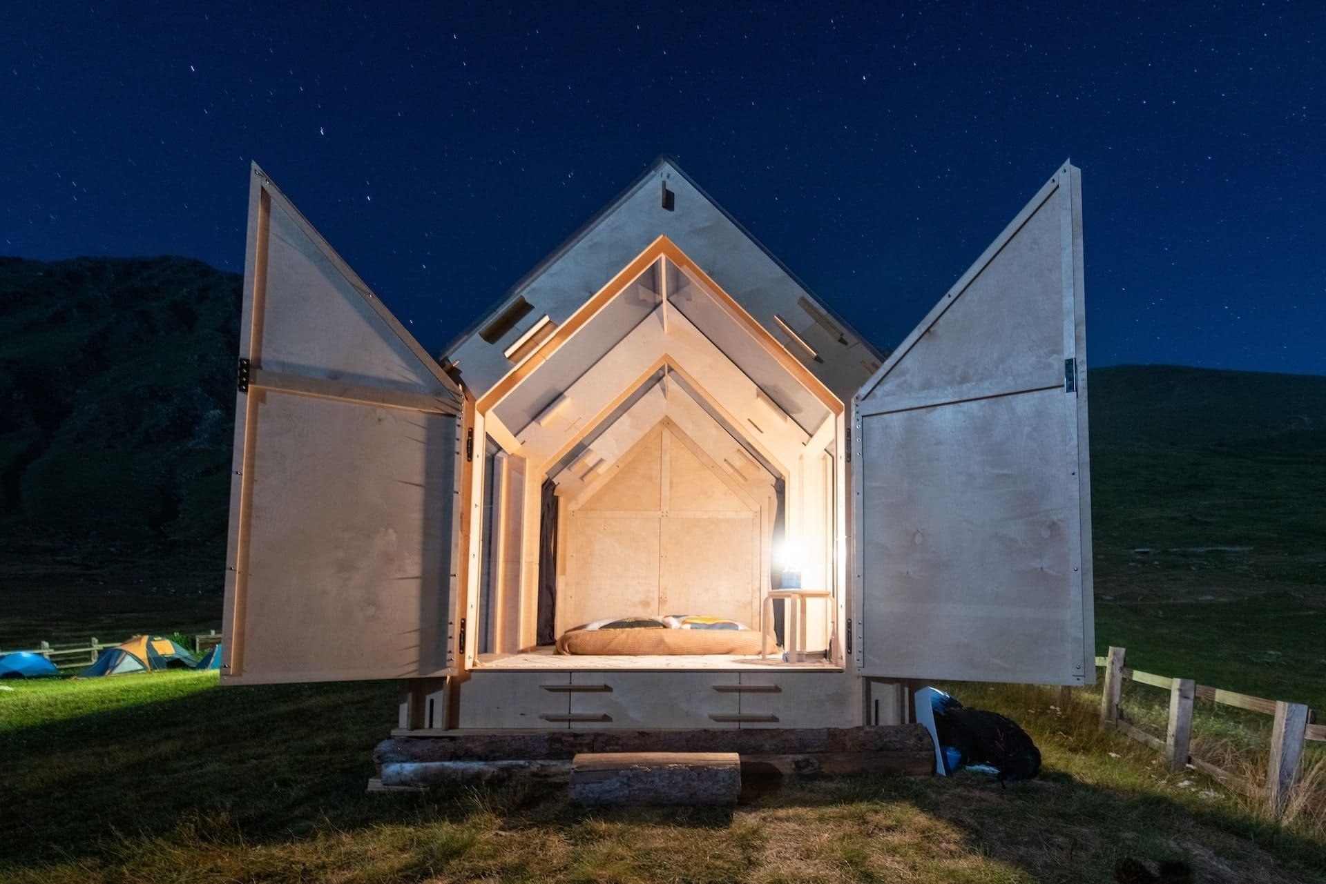 Prosklená chata pod hvězdným nebem italských Alp