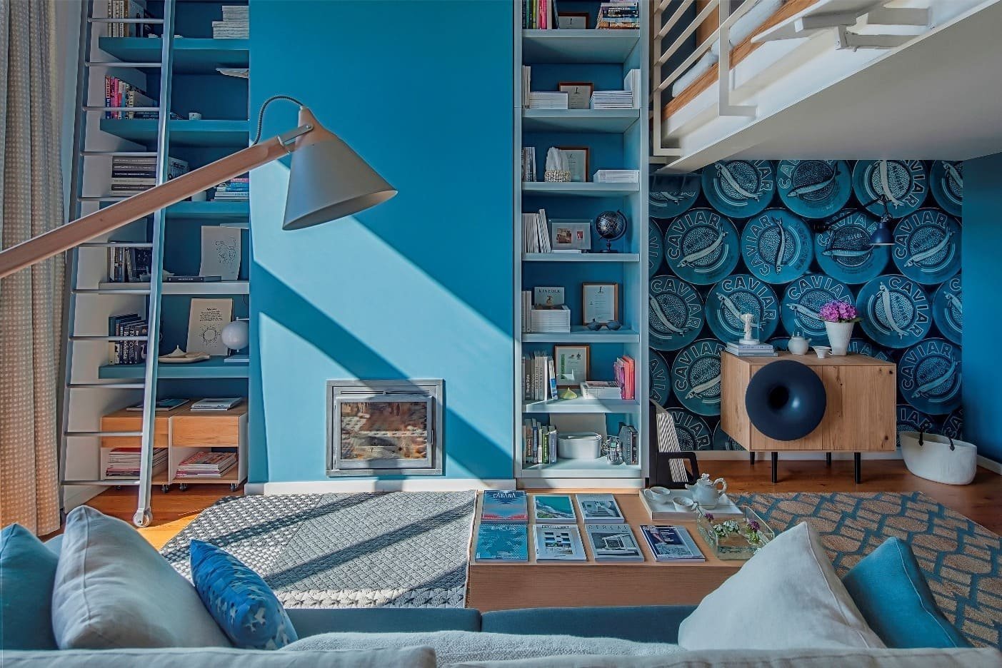 Prostorný podkrovní ateliér v modré barvě