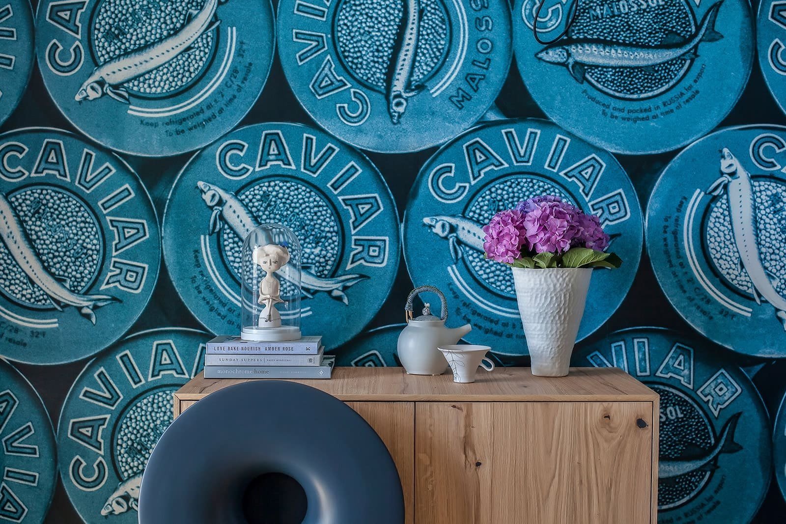 Prostorný podkrovní ateliér v modré barvě