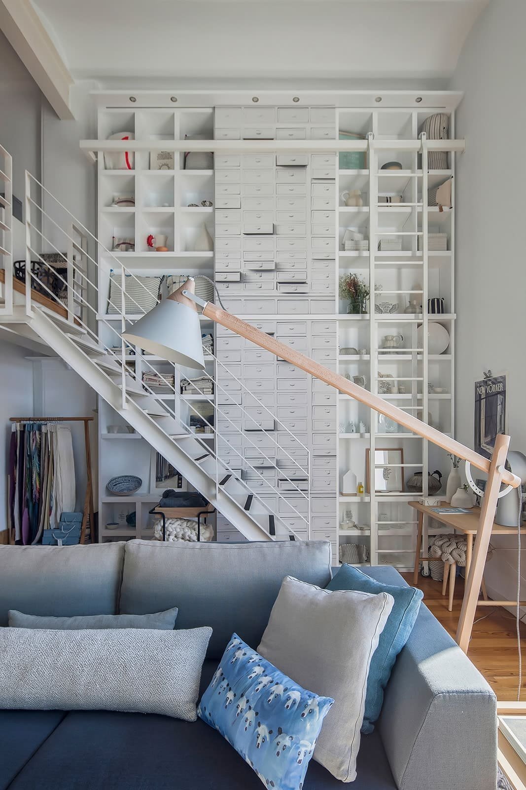 Prostorný podkrovní ateliér v modré barvě