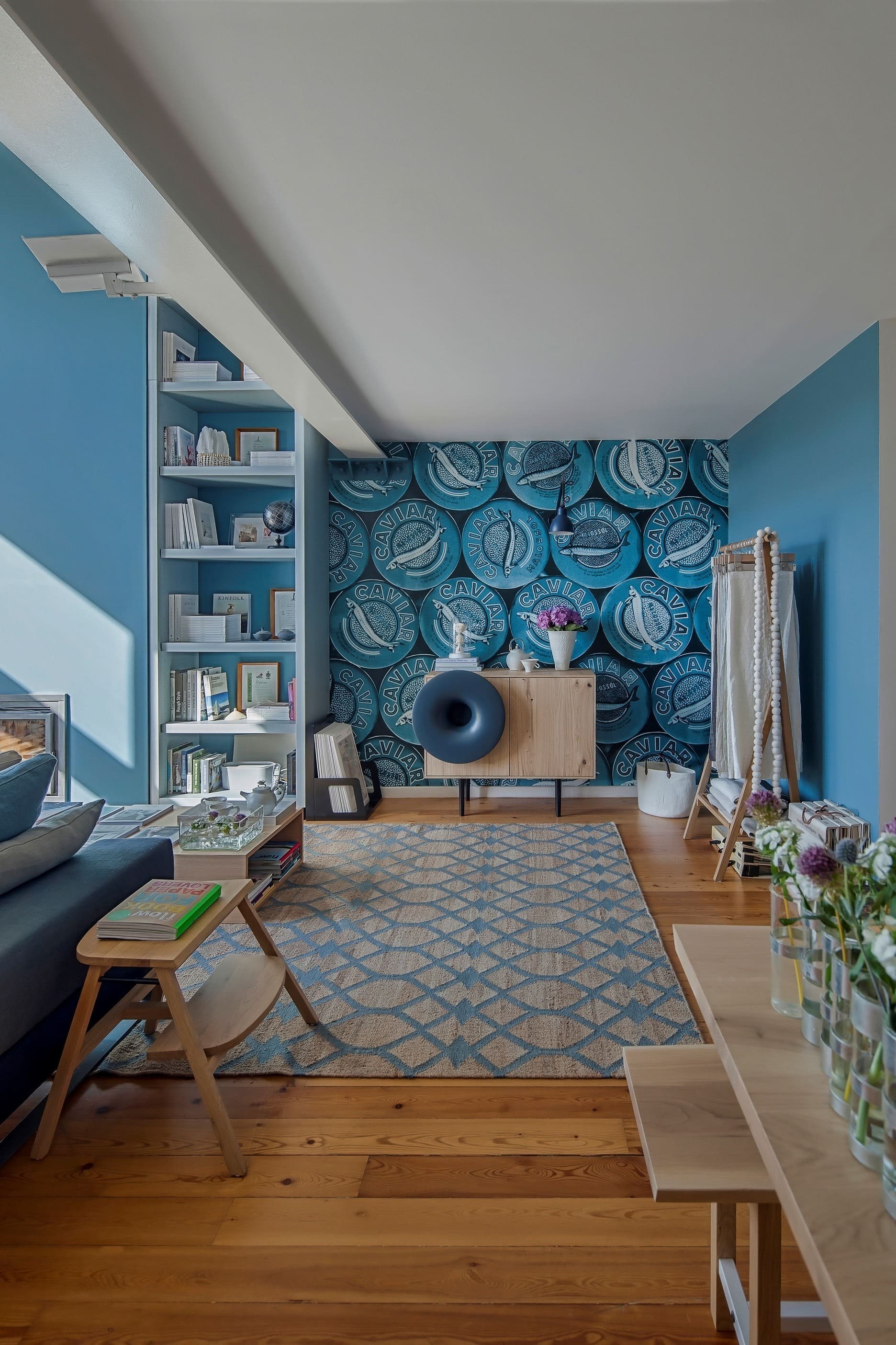 Prostorný podkrovní ateliér v modré barvě