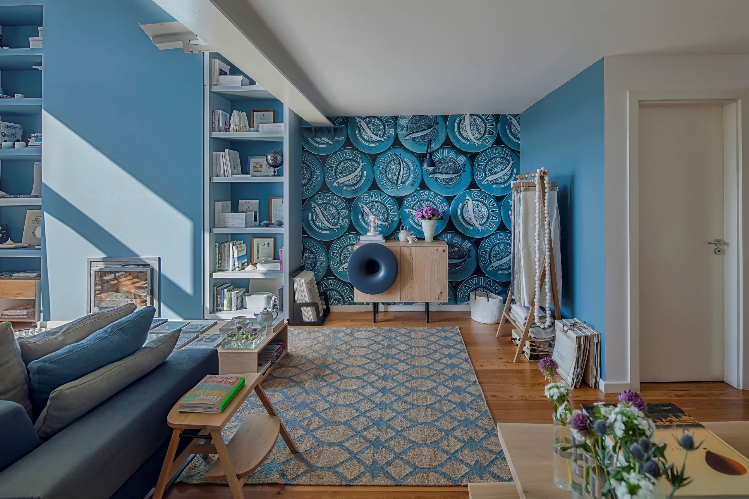 Prostorný podkrovní ateliér v modré barvě