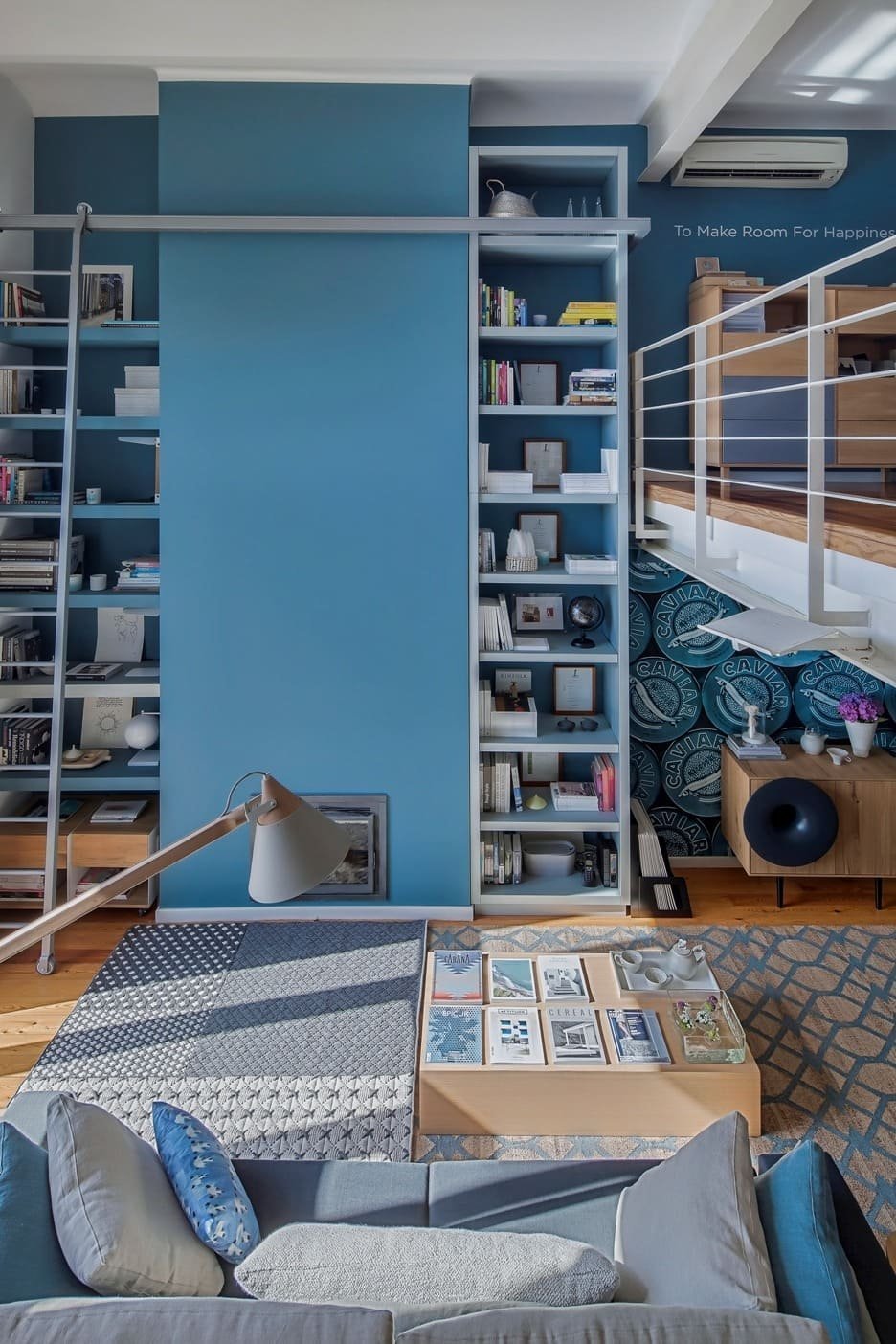 Prostorný podkrovní ateliér v modré barvě