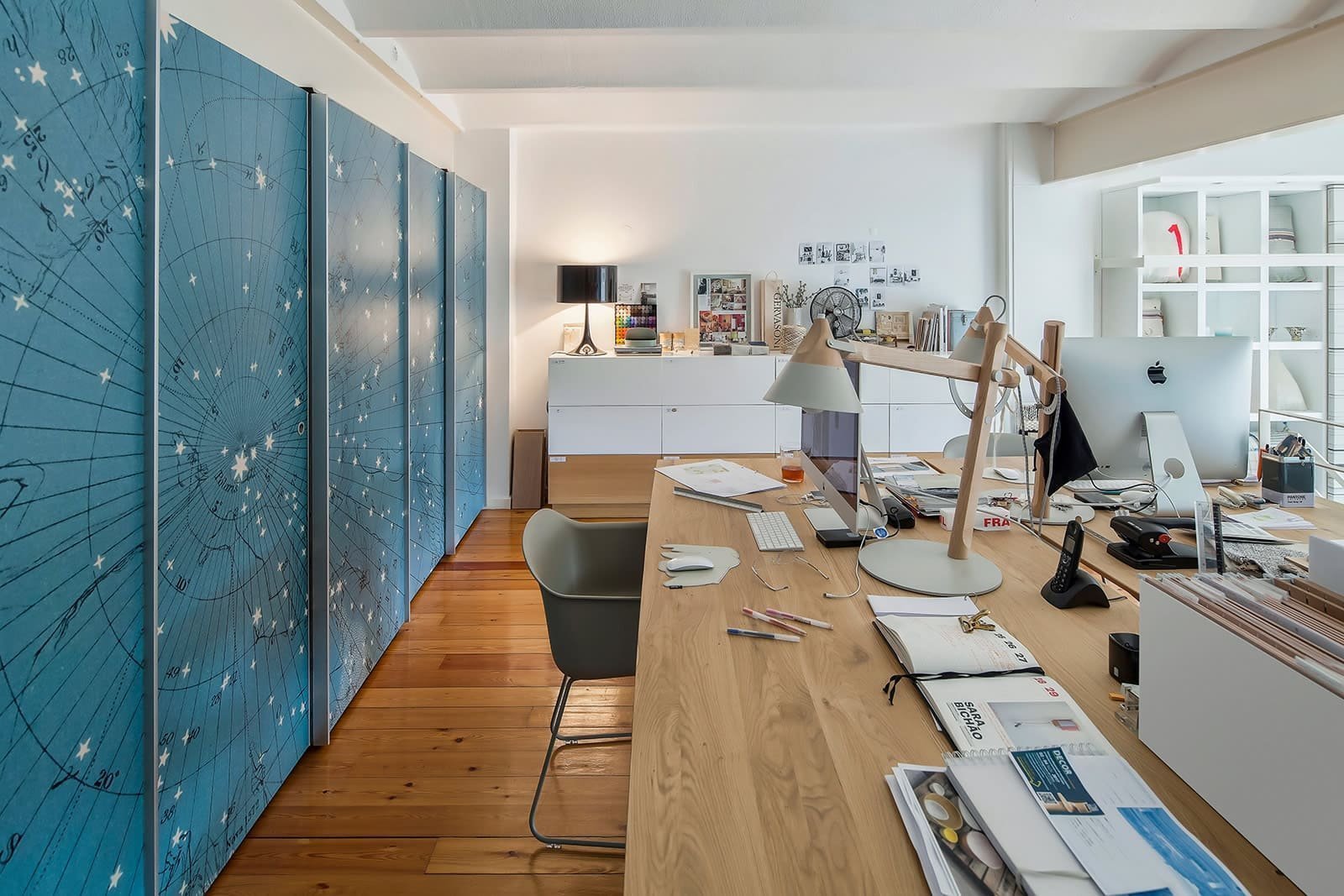 Prostorný podkrovní ateliér v modré barvě