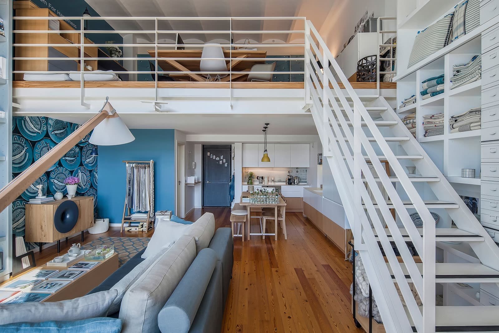 Prostorný podkrovní ateliér v modré barvě