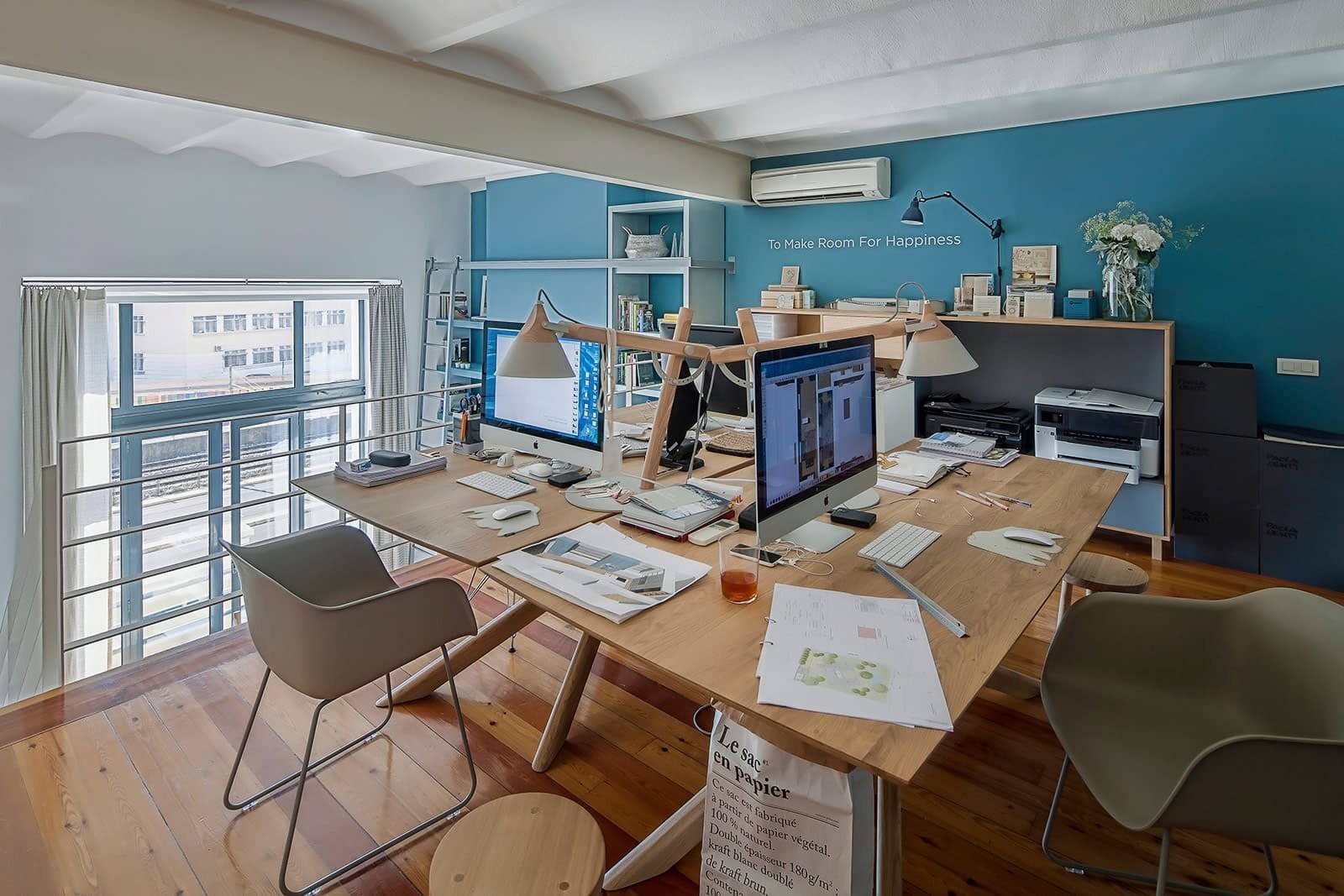 Prostorný podkrovní ateliér v modré barvě