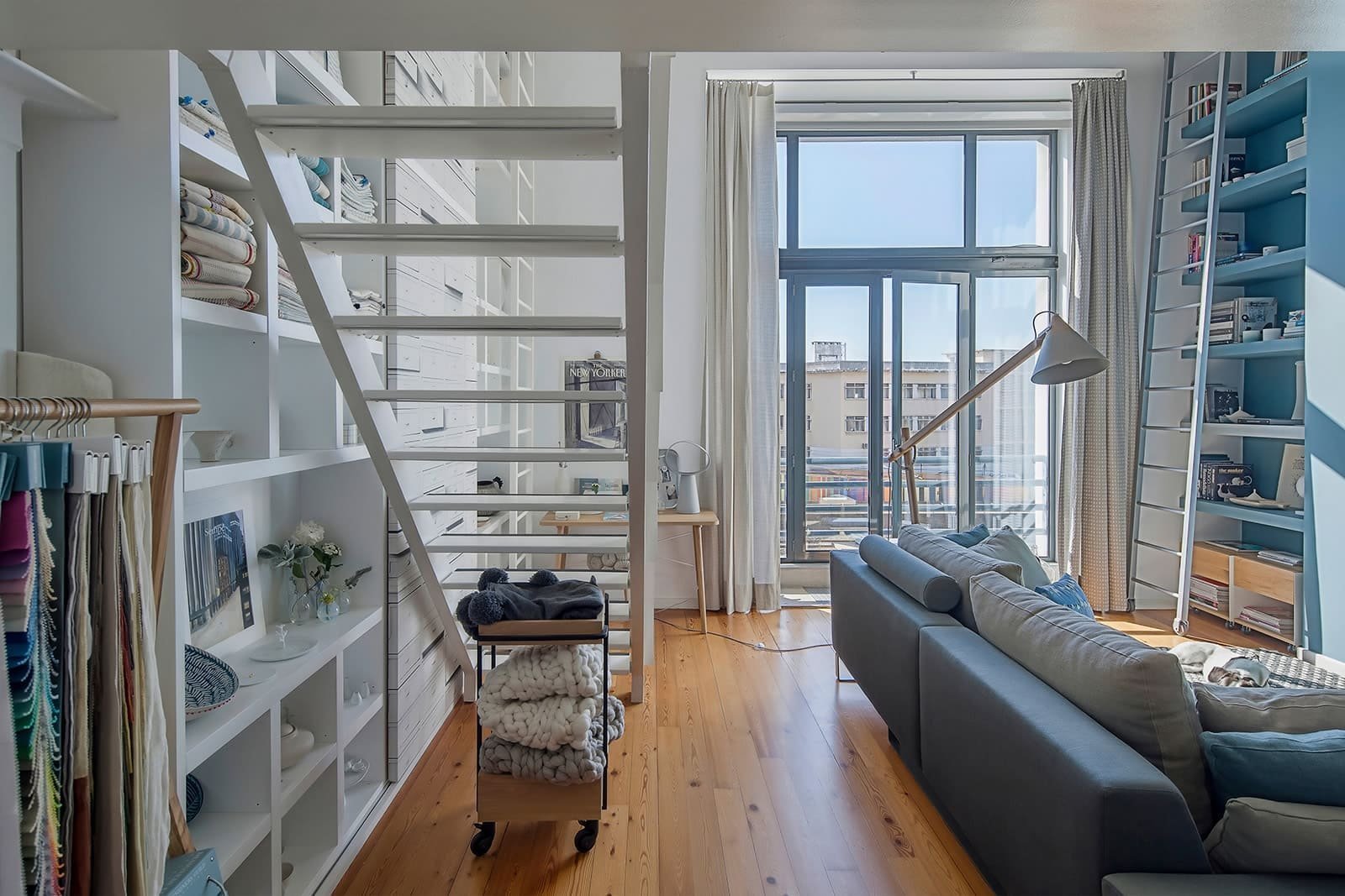 Prostorný podkrovní ateliér v modré barvě