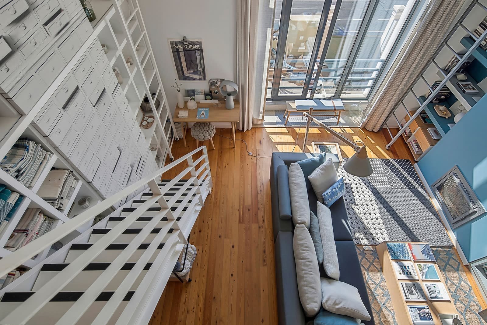 Prostorný podkrovní ateliér v modré barvě