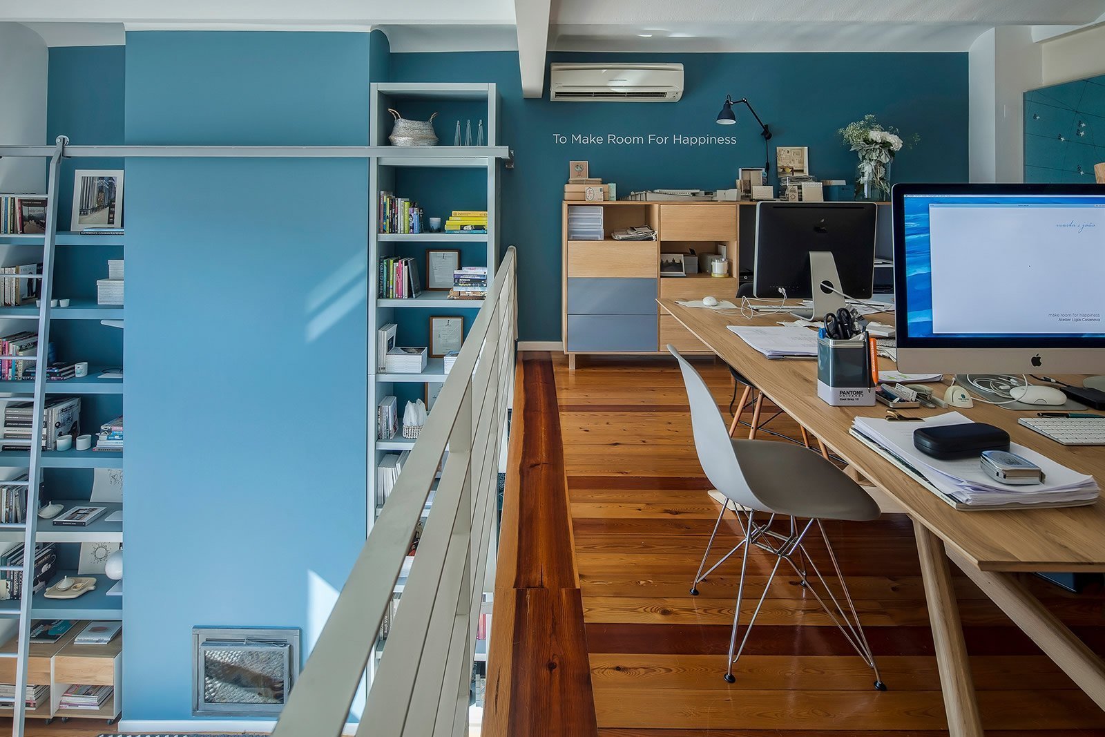 Prostorný podkrovní ateliér v modré barvě