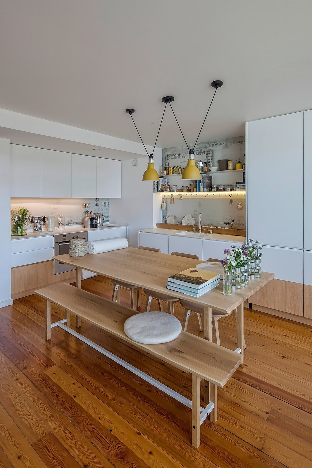 Prostorný podkrovní ateliér v modré barvě