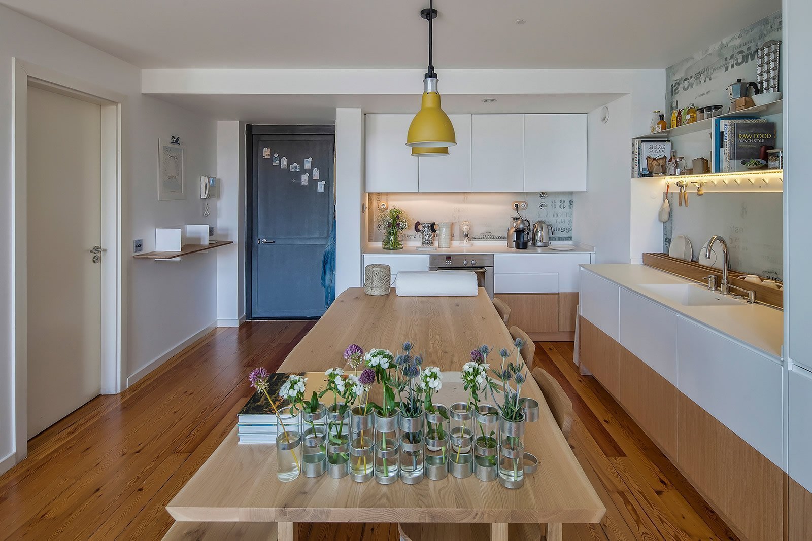 Prostorný podkrovní ateliér v modré barvě