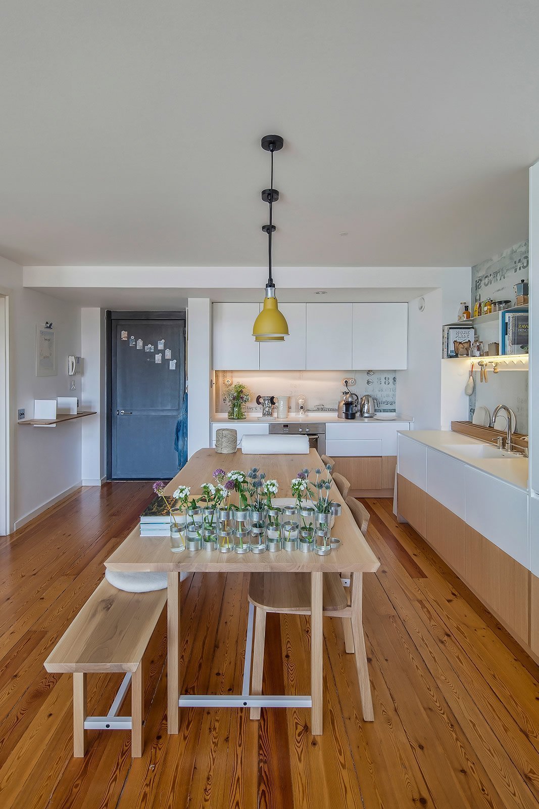 Prostorný podkrovní ateliér v modré barvě