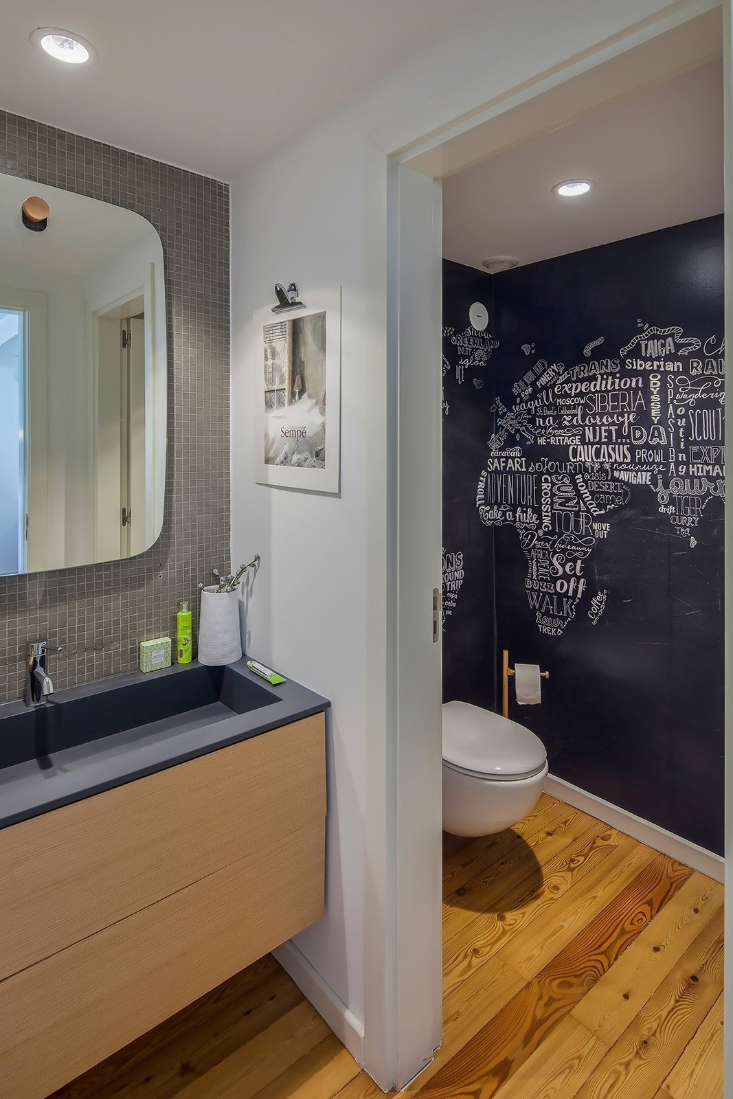 Prostorný podkrovní ateliér v modré barvě