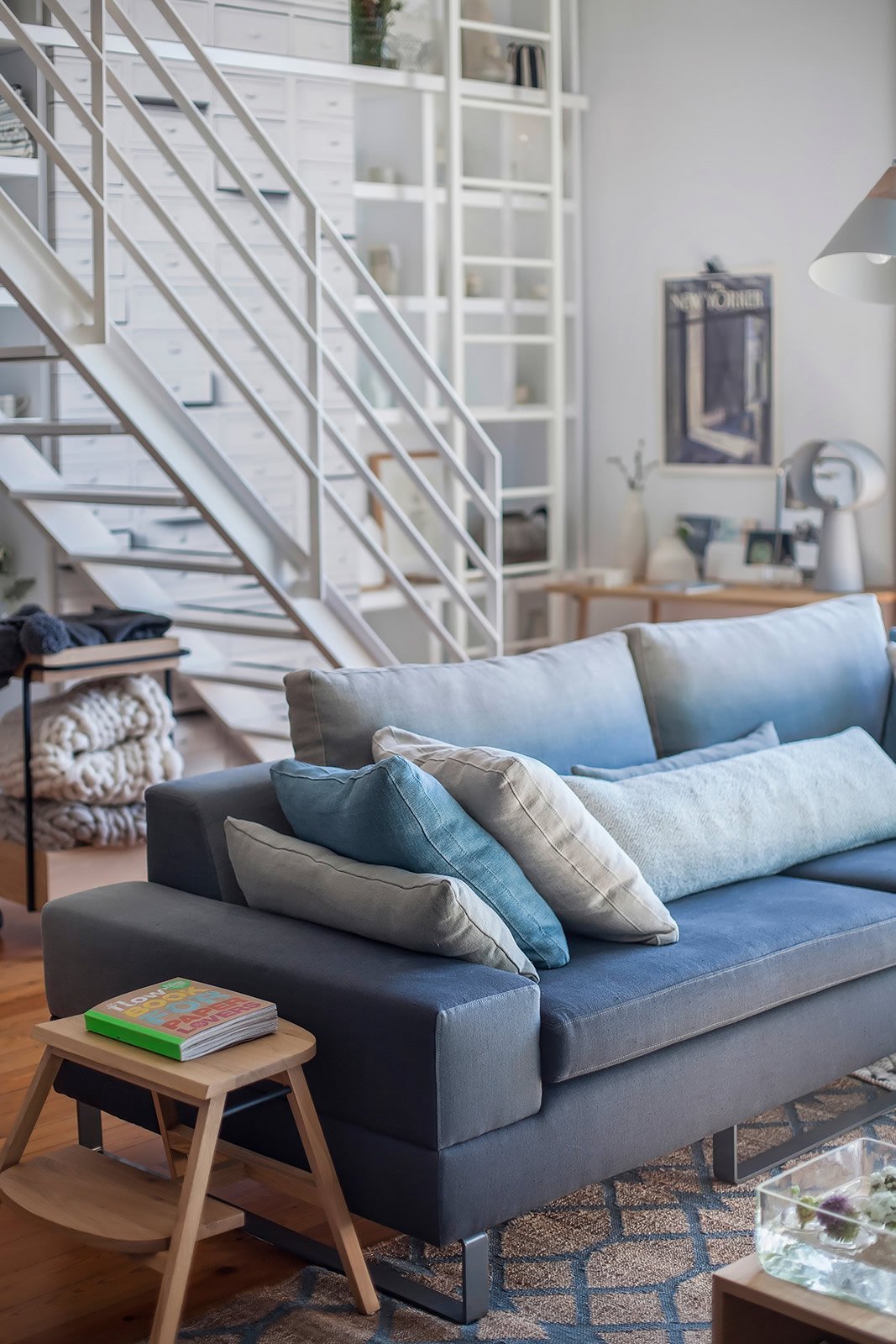 Prostorný podkrovní ateliér v modré barvě