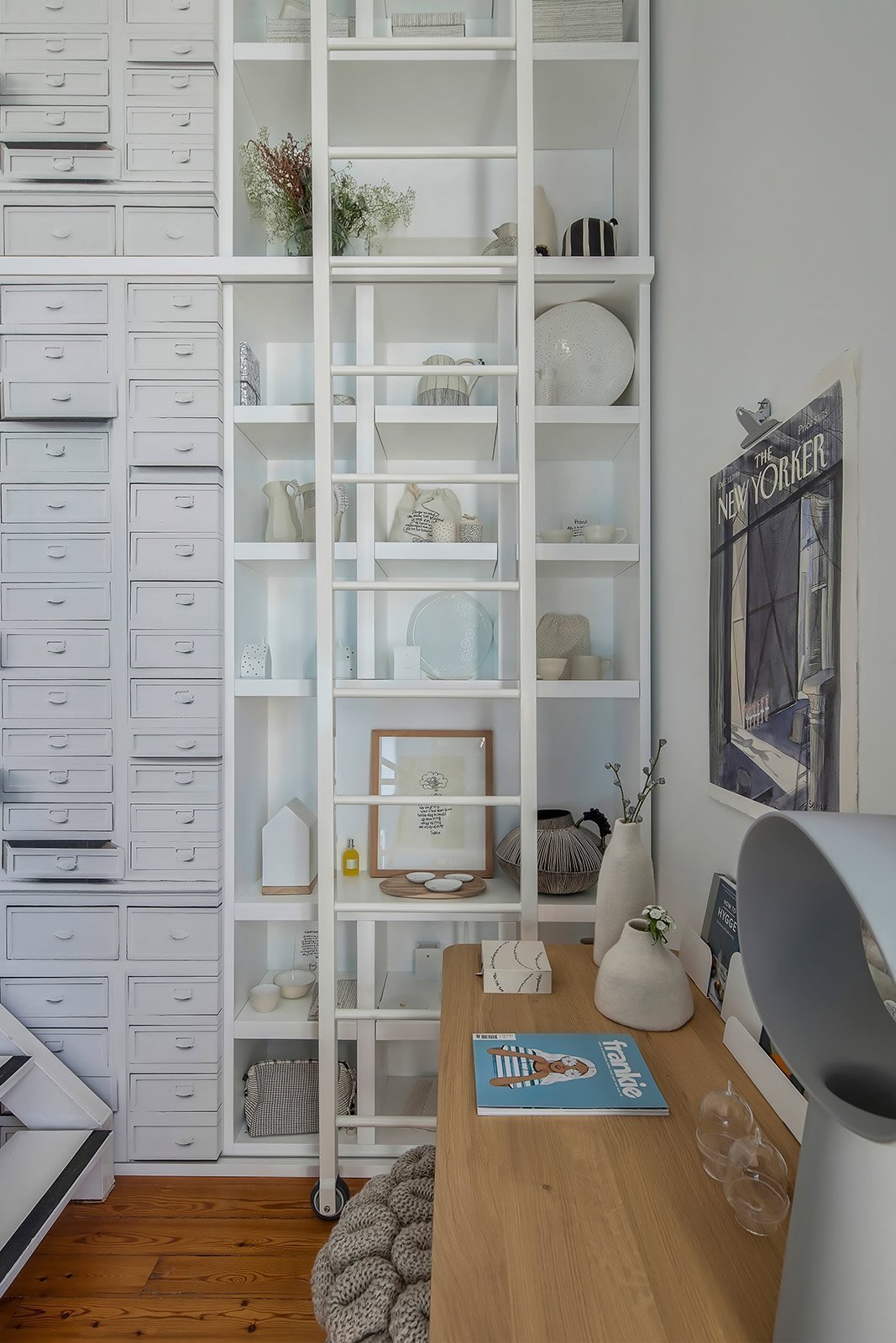 Prostorný podkrovní ateliér v modré barvě