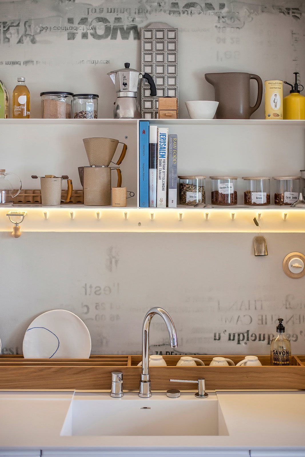 Prostorný podkrovní ateliér v modré barvě