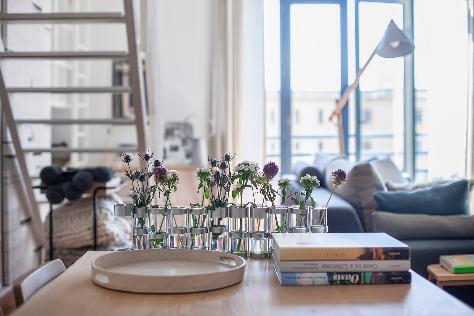 Prostorný podkrovní ateliér v modré barvě