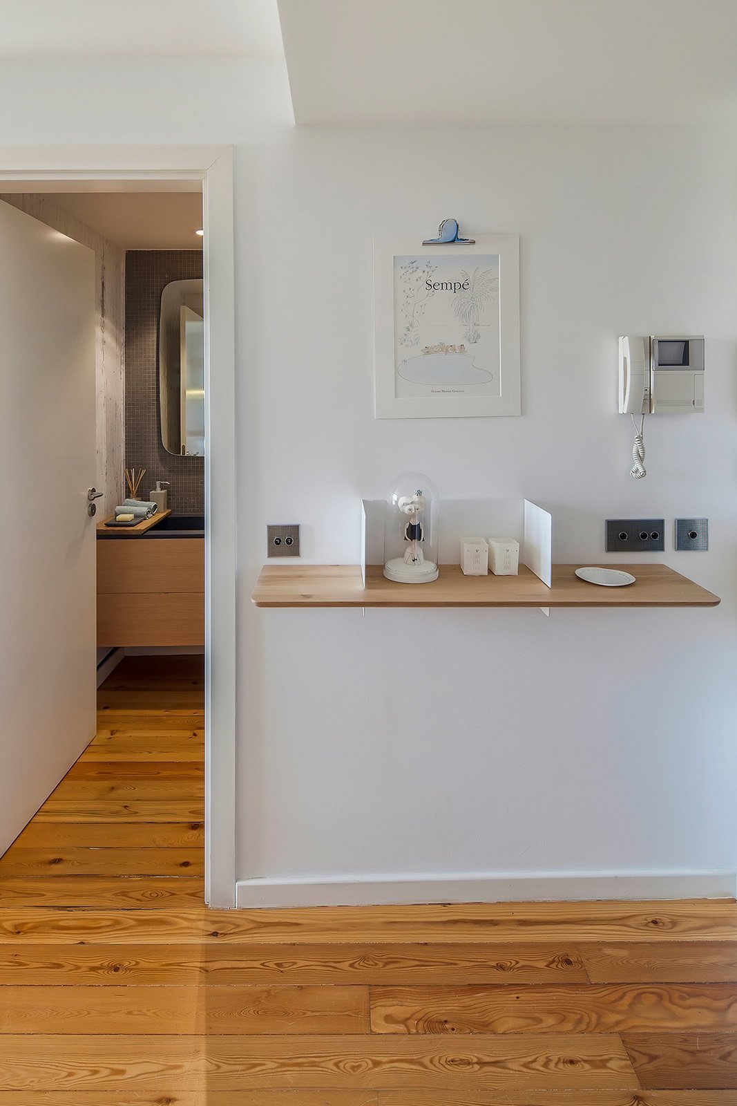 Prostorný podkrovní ateliér v modré barvě