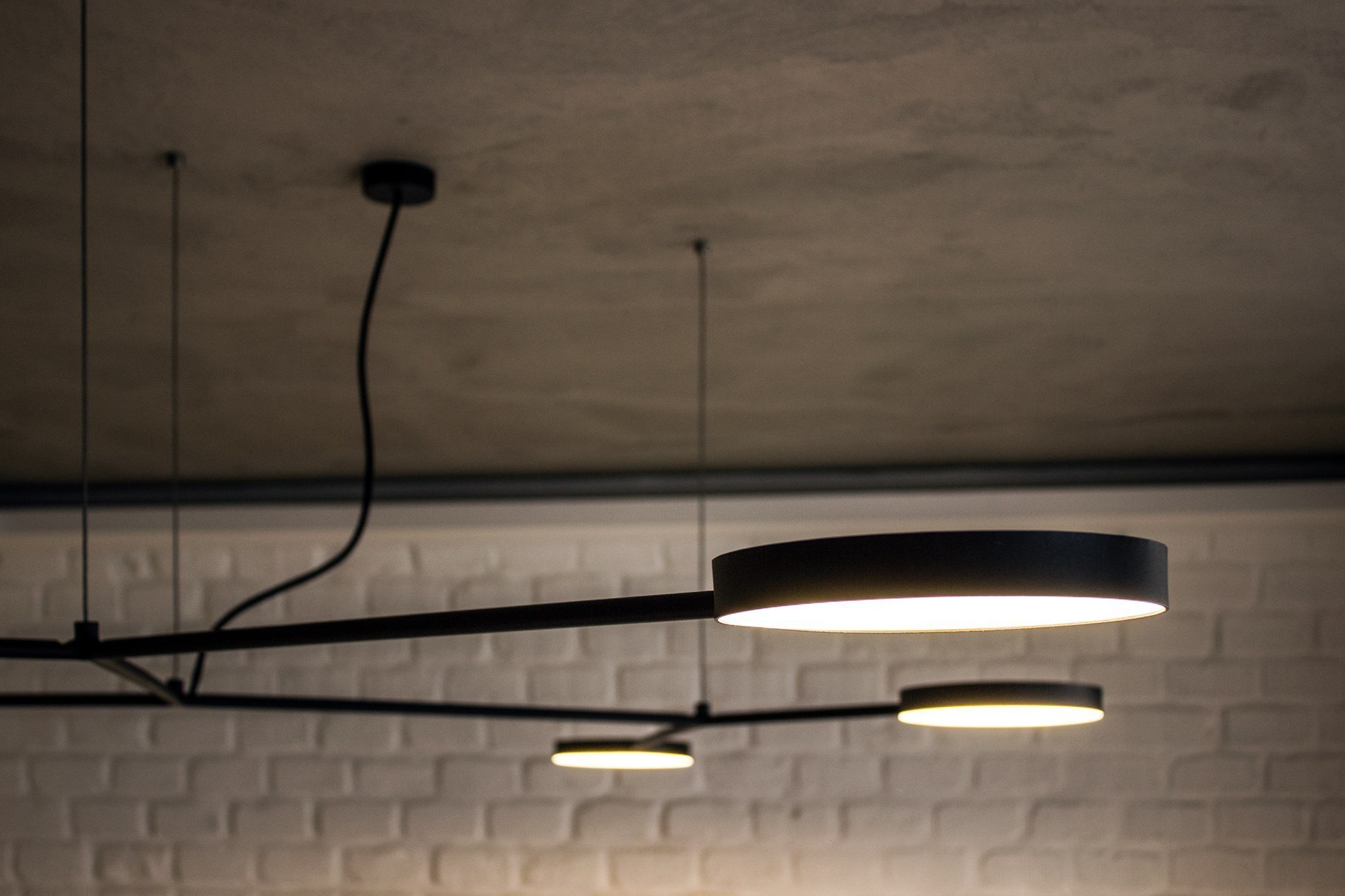 Prvorepublikový byt s ocelí a rezem v hlavní roli