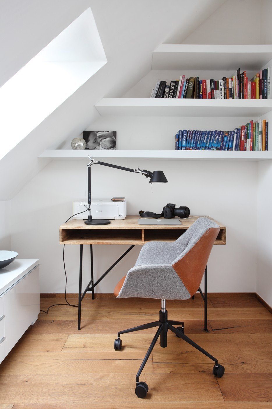 Půdní byt v decentně industriálním stylu