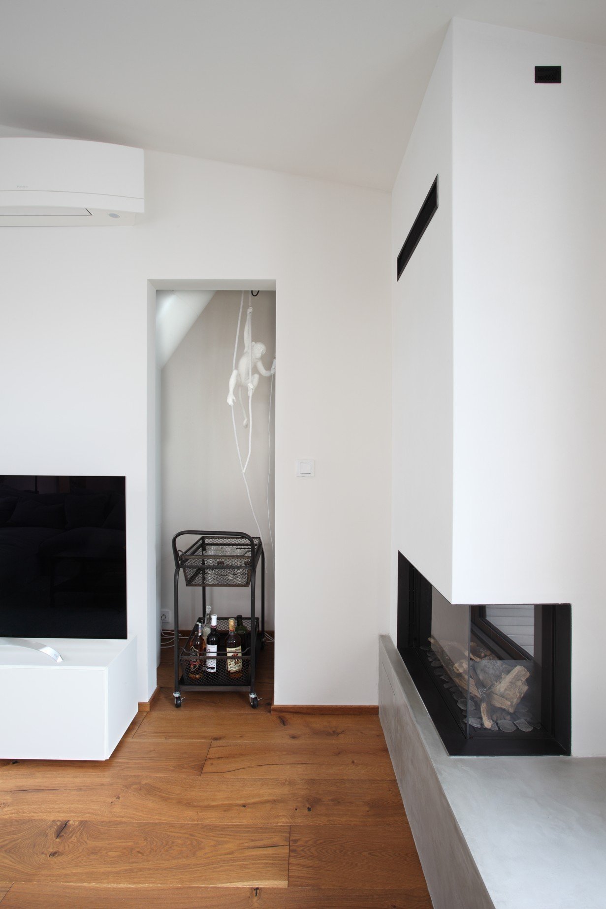 Půdní byt v decentně industriálním stylu