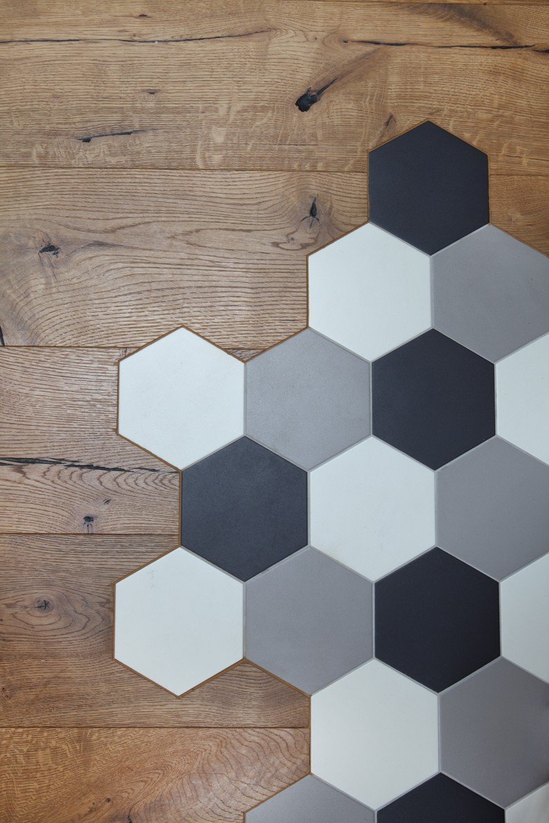 Půdní byt v decentně industriálním stylu