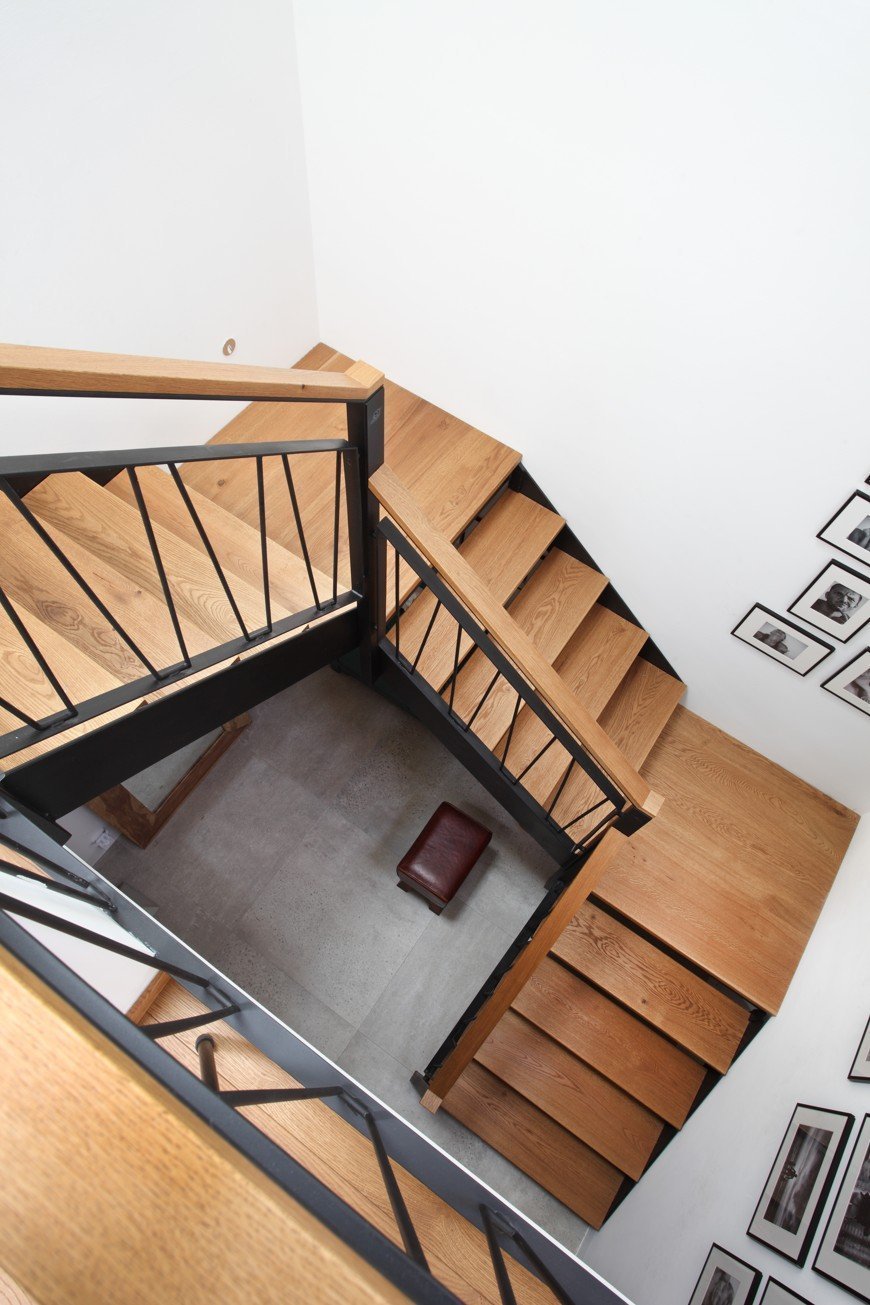 Půdní byt v decentně industriálním stylu