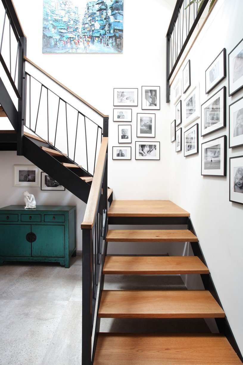 Půdní byt v decentně industriálním stylu