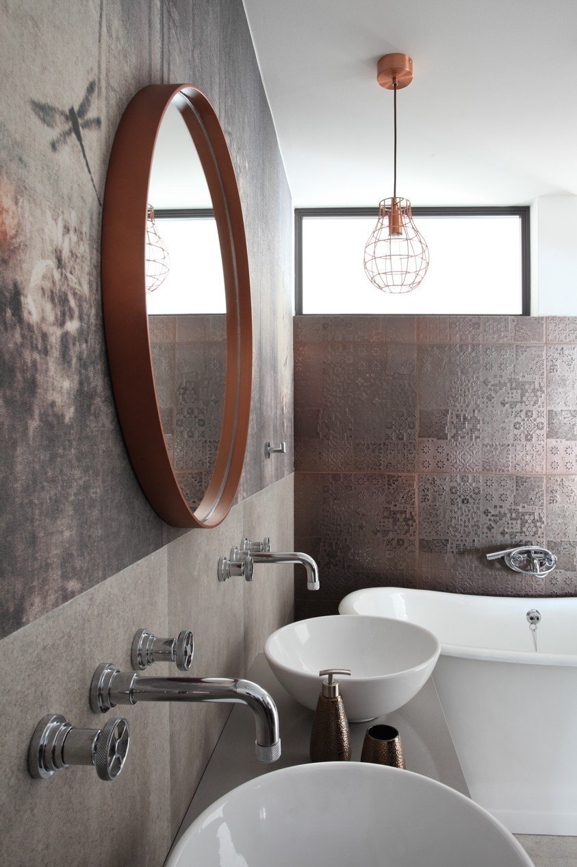 Půdní byt v decentně industriálním stylu