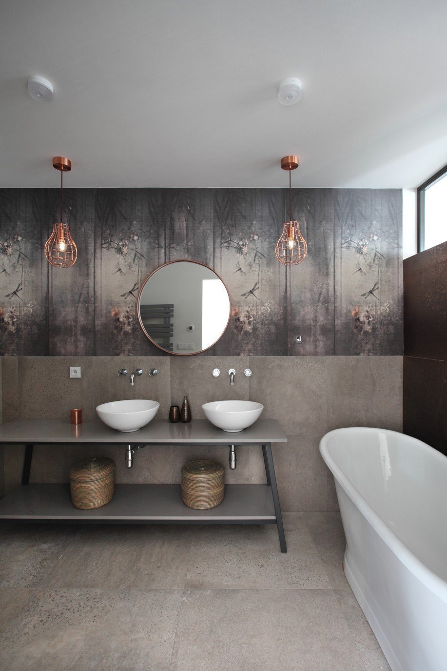 Půdní byt v decentně industriálním stylu