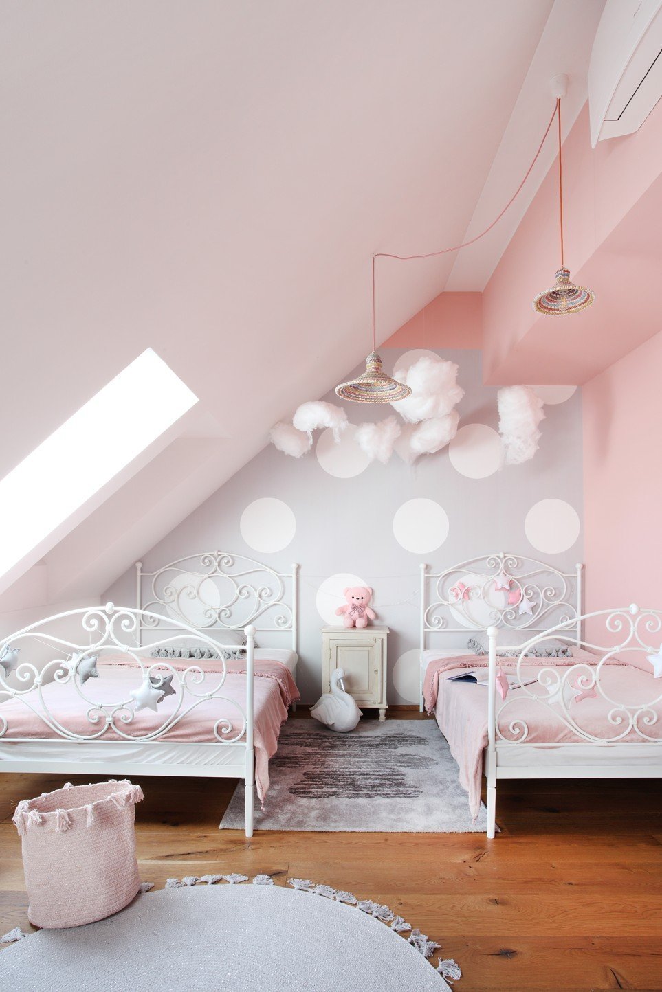 Půdní byt v decentně industriálním stylu