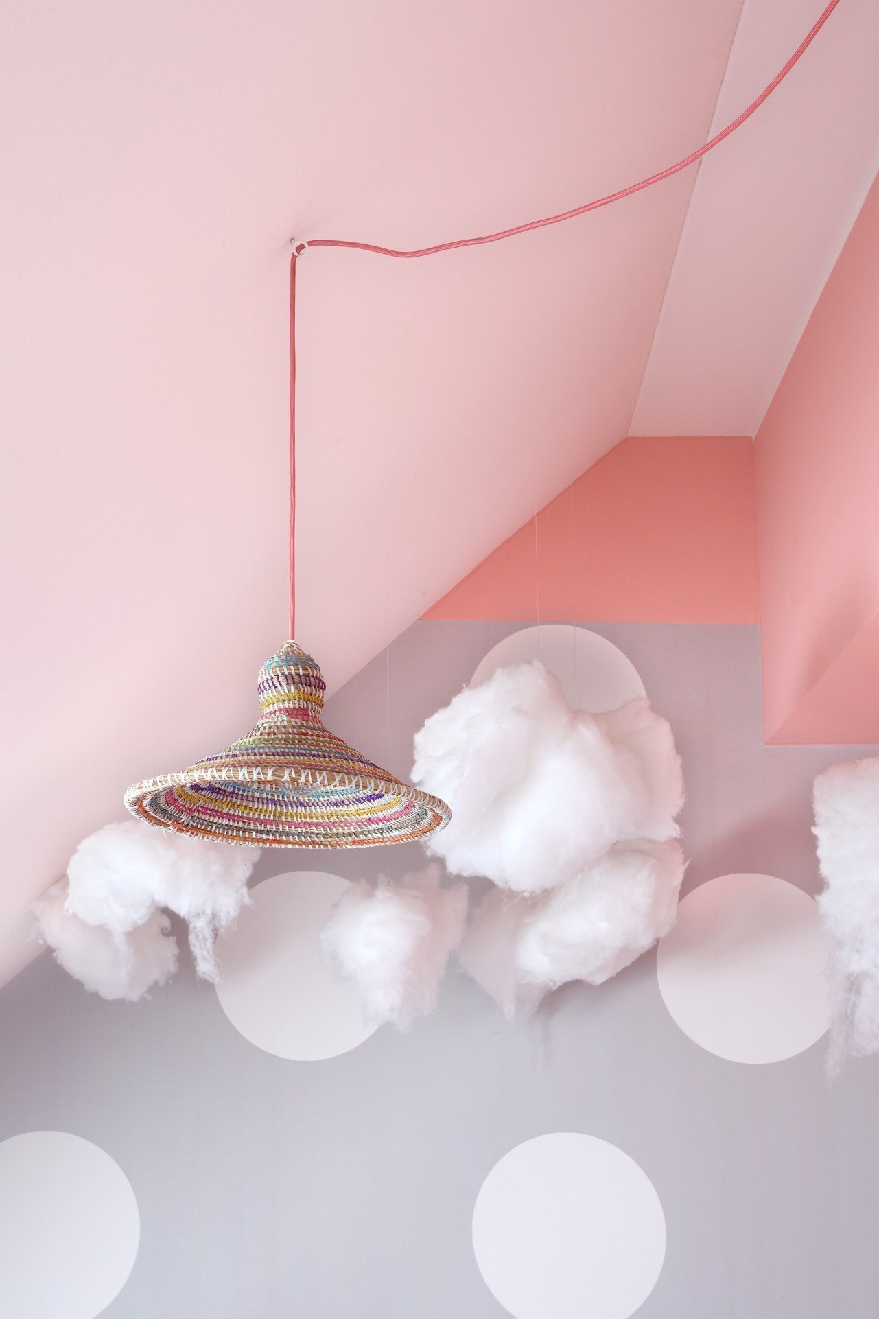 Půdní byt v decentně industriálním stylu