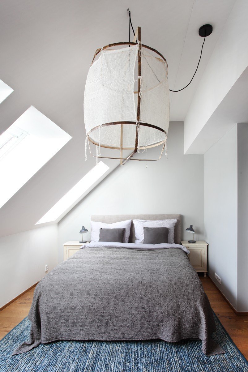 Půdní byt v decentně industriálním stylu