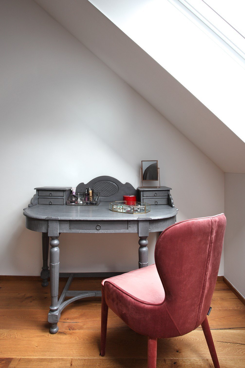 Půdní byt v decentně industriálním stylu