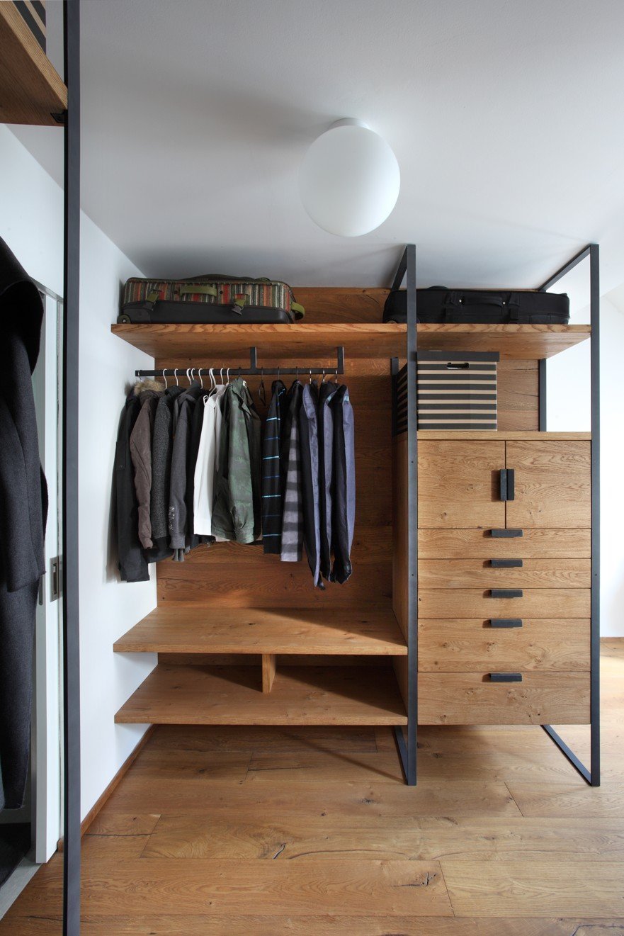 Půdní byt v decentně industriálním stylu