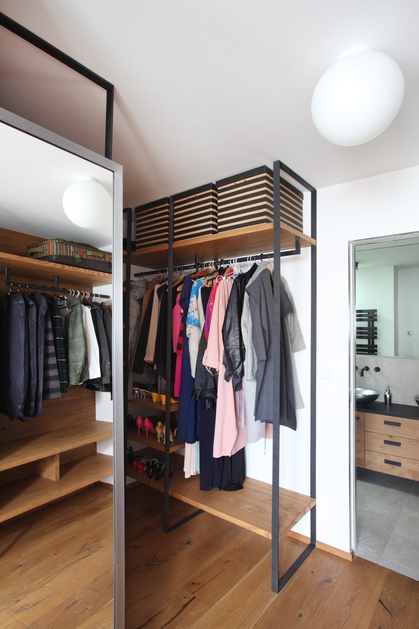 Půdní byt v decentně industriálním stylu