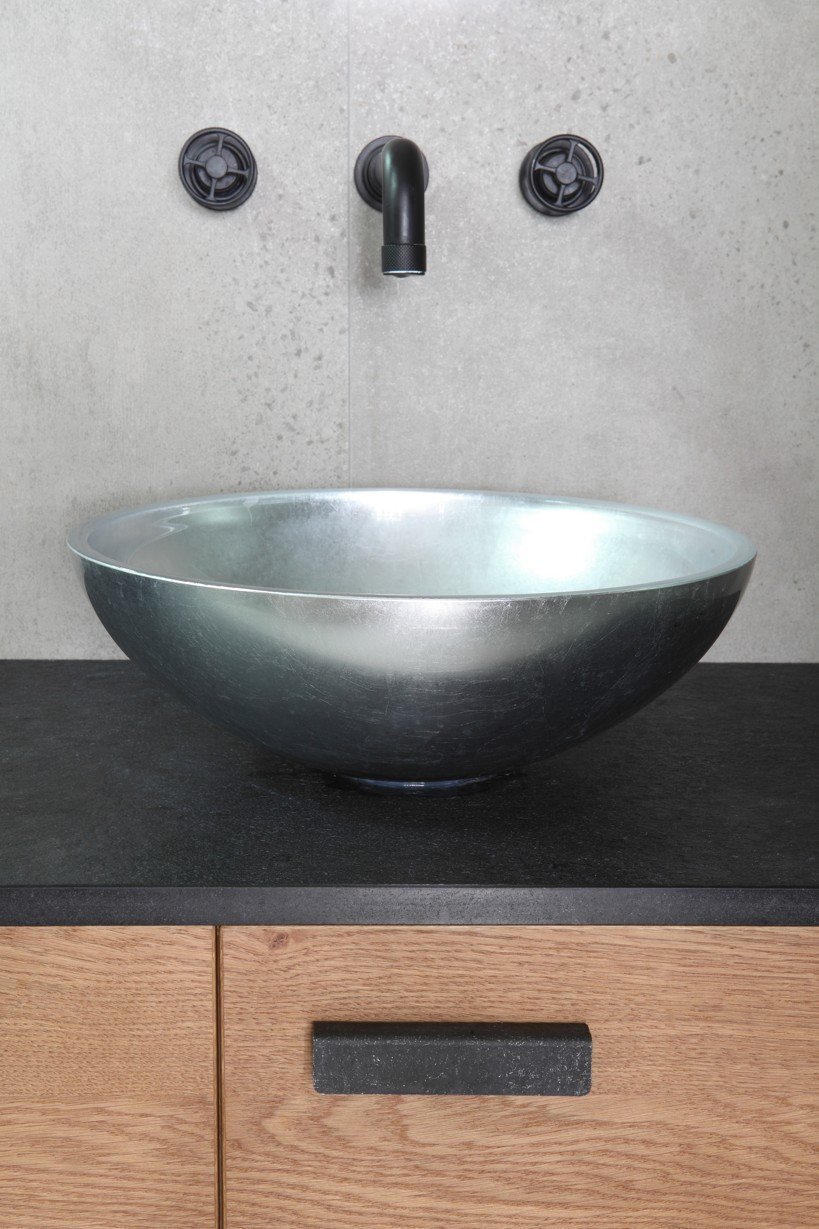 Půdní byt v decentně industriálním stylu