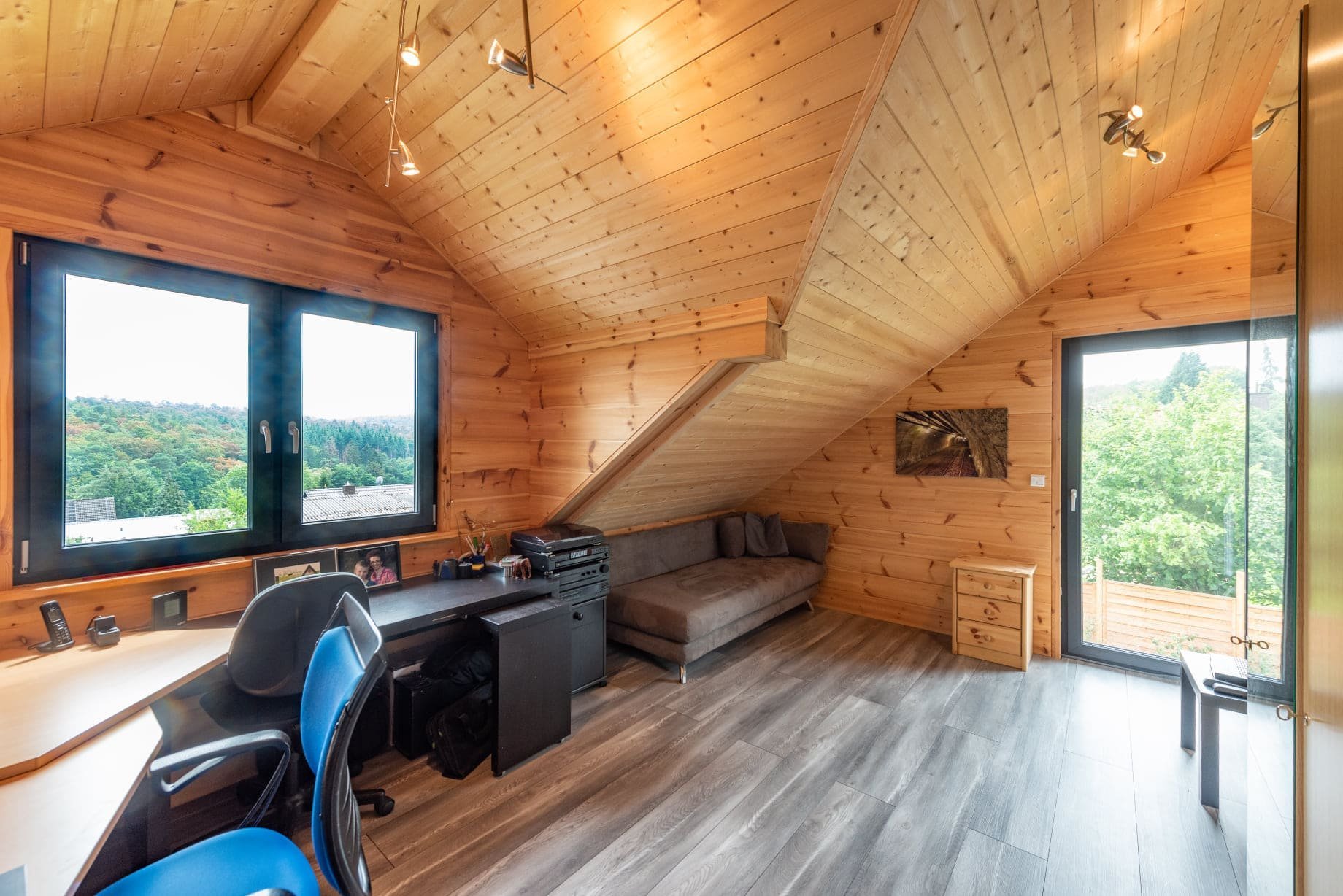 Půvabná dřevostavba u lesa